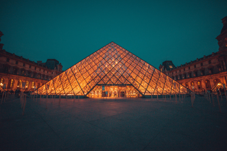 louvre de noche