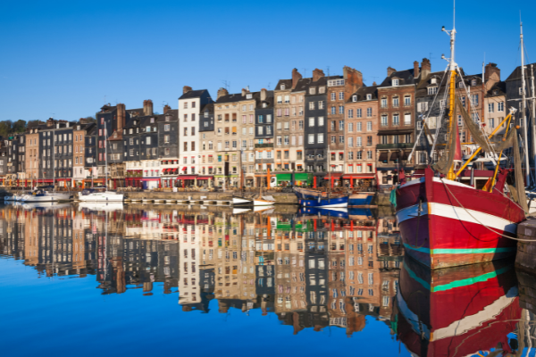 Día de sol en la playa Honfleur