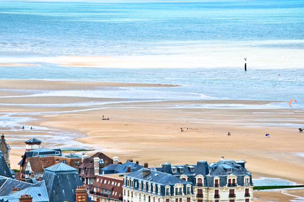 Journée ensoleillée sur la plage de Houlgate, Normandie