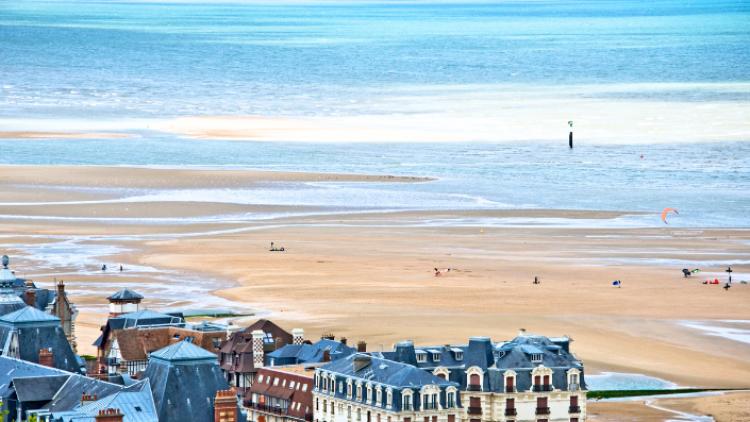 Journée ensoleillée sur la plage de Houlgate, Normandie